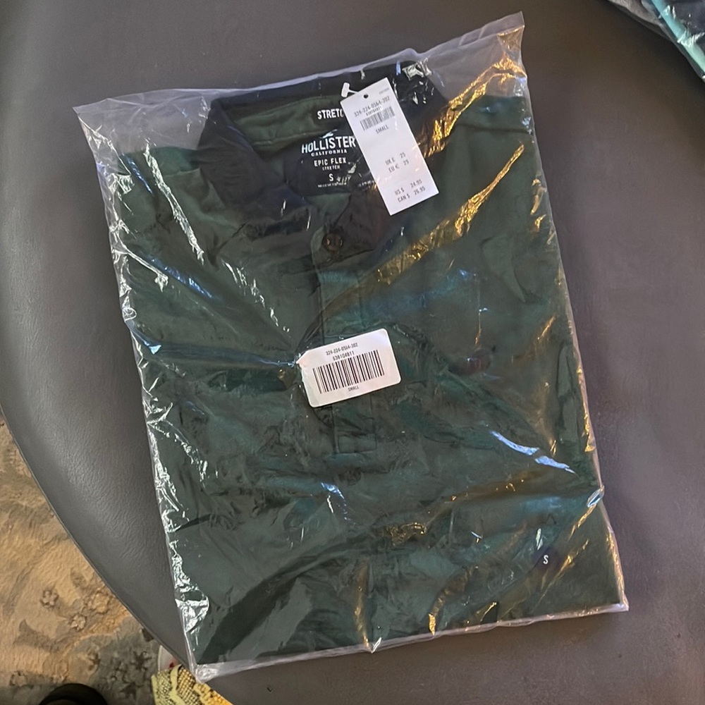 NWT Mens  Hollister shirt sz Large. I also have sz S in this one.